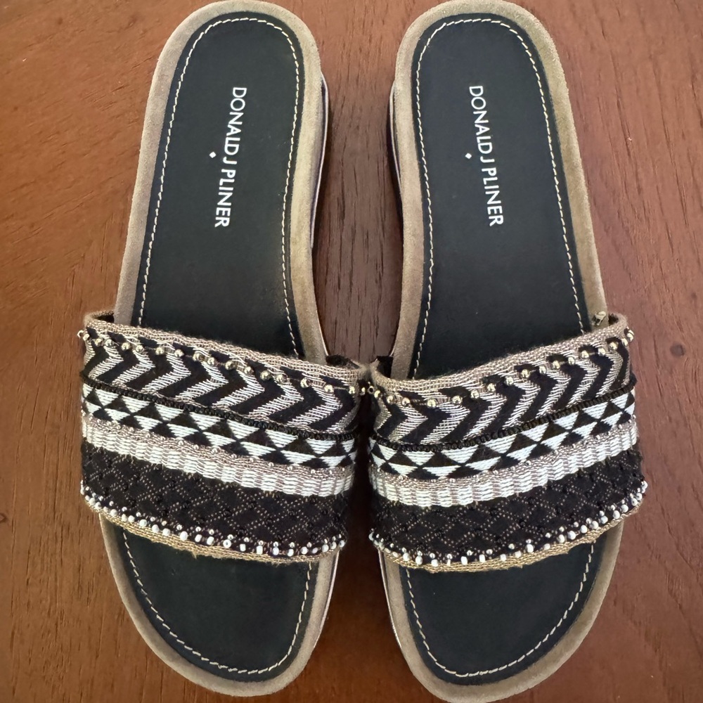 NWOT Donald J. Pliner Black and Tan Embellished Sandals NEVER WORN
